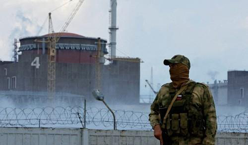 우크라이나 자포리자 원전 주변을 감시하는 러시아 군인. [로이터=연합뉴스]