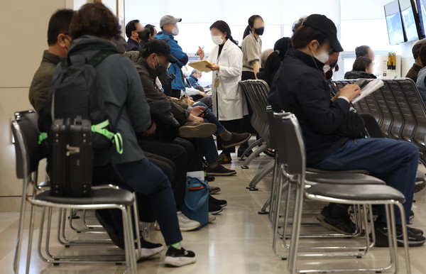 의과대학·대학병원 교수들이 외래 진료와 수술을 줄이기로 한 1일 오전 서울 한 대학병원에서 환자와 내원객들이 진료를 기다리고 있다. [연합뉴스]