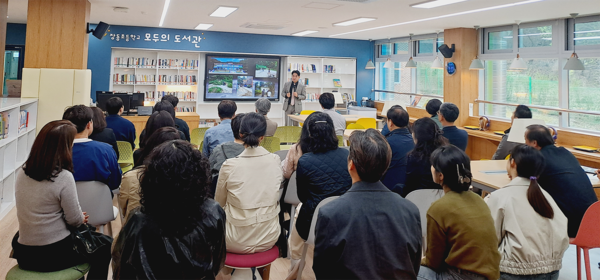 세종시교육청은 2일 세종꿈마루 사업교 교직원 등 30명을 대상으로 대전시 장동초등학교 공간혁신 우수학교 탐방을 실시했다. [세종시교육청 제공]