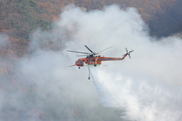 산림항공본부 헬기 산불진화 모습. [산림청 제공] 