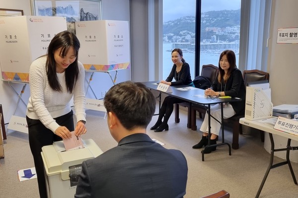 지난 3월 27일(현지시간) 뉴질랜드 웰링턴 한국 대사관에 마련된 재외 투표소에서 현지 교민이 투표함에 투표용지를 넣고 있다. 뉴질랜드는 전 세계에서 가장 먼저 재외 투표가 시작되는 곳이다. [주뉴질랜드 한국대사관 제공]