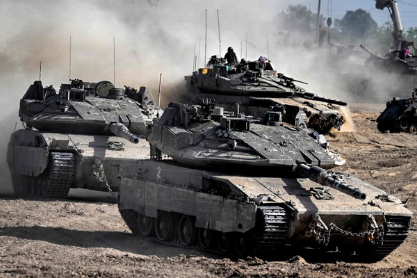 지난 2일(현지시간) 가자지구와 이스라엘 남부 국경을 따라 이스라엘군 전차들이 이동하고 있다. [AFP=연합뉴스]