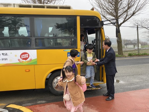 서천교육지원청이 기산초등학교를 시작으로 한 달 동안 21개교에 배치된 22대의 통학차량을 대상으로 안전점검을 실시한다. [서천교육지원청 제공]