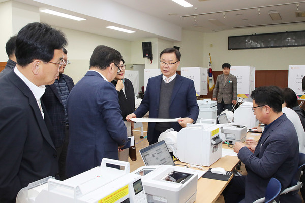 제22대 국회의원선거 사전투표일을 하루 앞둔 4일 홍남표 창원시장이 사전투표소를 방문, 최종 점검했다.[창원시 제공]