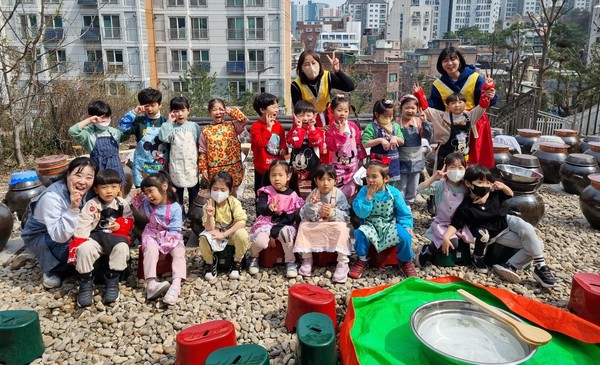 서울 중구 동화동 어린이집 아동들이 지난달 27일‘동화장독대’에서 어린이들이 장담그기 체험을 하고 기념촬영을 하고 있다.[중구 제공]