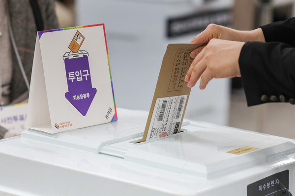 제22대 국회의원선거 사전투표 둘째날인 6일 서울 중구 명동주민센터에 마련된 사전투표소에서 한 유권자가 투표하고 있다. [연합뉴스]