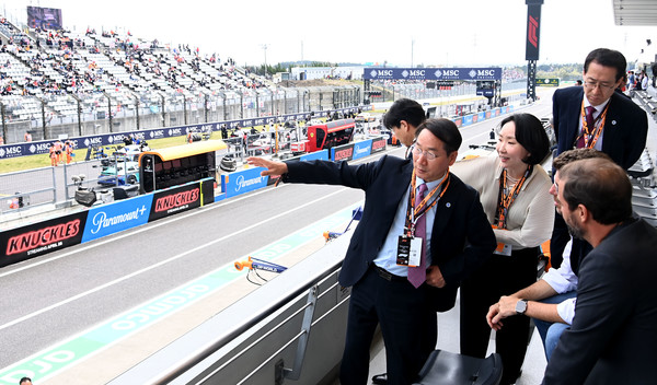유정복 인천시장은 7일 F1 스즈카 그랑프리가 열리고 있는 일본 스즈카 서킷을 찾아 시설을 살펴보고 있다. [인천시 제공] 