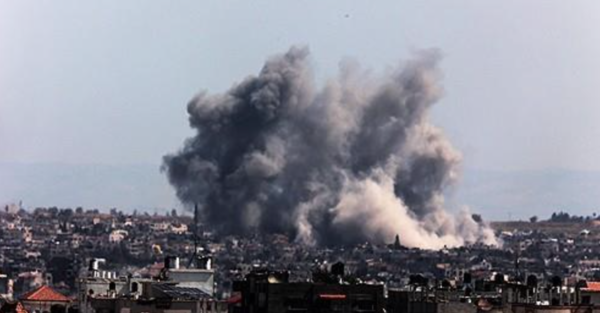 이스라엘 폭격으로 화염이 치솟는 가자지구. [UPI=연합뉴스 자료사진]