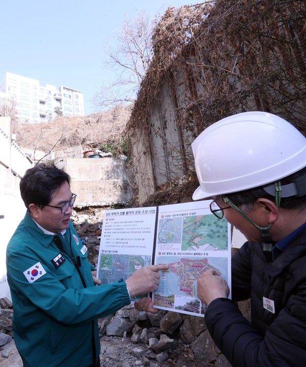 박일하 동작구청장(왼쪽)이 지난달 상도공원 내 무허가 건물 철거지를 방문해 현장점검을 하고 있다.[동작구 제공]