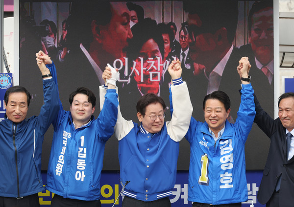 더불어민주당 이재명 대표가 8일 홍제역 앞에서 김동아, 김영호 후보 지원 유세를 하고 있다. [연합뉴스]