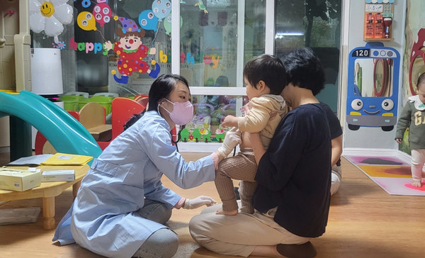 성동구 한 어린이집에서 간호사가 아동의 건강상태를 확인하고 있다.[성동구 제공]