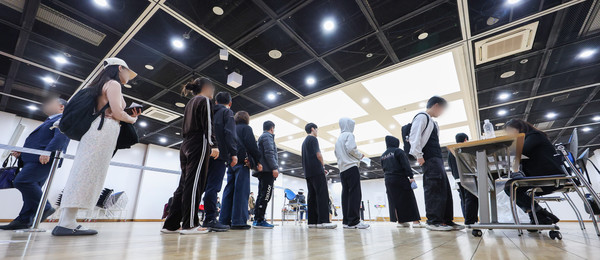 제22대 국회의원선거일인 10일 서울 영등포구 영등포아트홀에 마련된 당산1동 제4투표소를 찾은 유권자들이 투표 순서를 기다리고 있다.[연합뉴스]