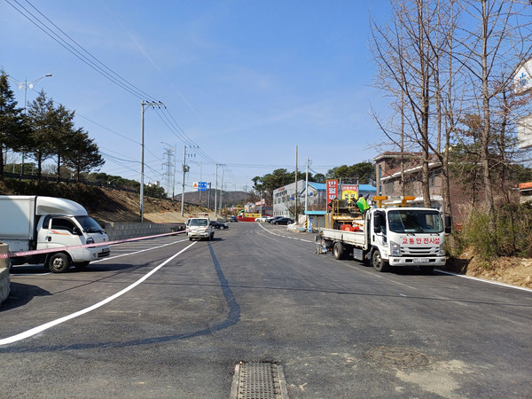 안산시는 주민 숙원이었던 상록구 사사동 624-5번지 일원의 대촌길 도로 개설공사 및 주차장 조성을 완료했다. [안산시 제공]