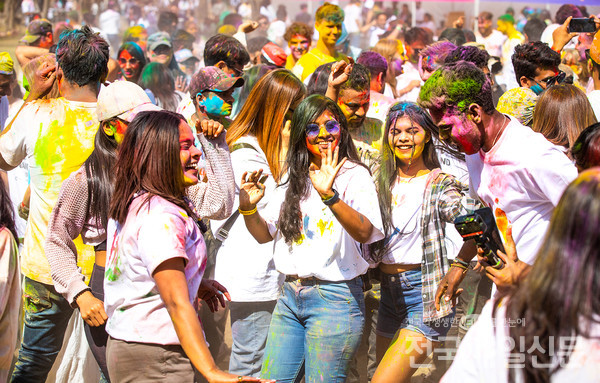 인도의 대표 봄맞이 축제인 '홀리 해이(HOLI HAI) 컬러 페스티벌'이 13일 춘천 남이섬에서 화려하게 막을 올렸다.