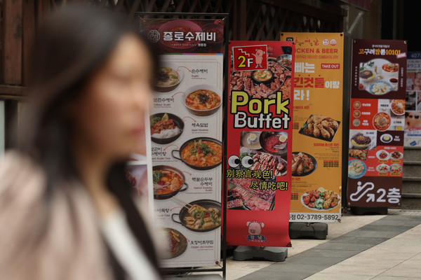 외식·식품·유통가에서 가격 인상 움직임이 확산될 조짐이 보이고 있다. 서울 중구 명동거리에 설치된 식당의 음식 메뉴판. [연합뉴스 자료사진]
