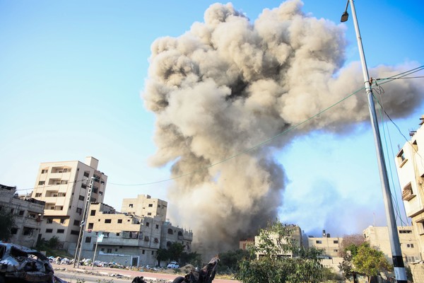 16일(현지시간) 팔레스타인 가자지구 알다라지 지역에서 이스라엘의 폭격으로 연기가 뿜어져 나오고 있다. [AFP=연합뉴스]