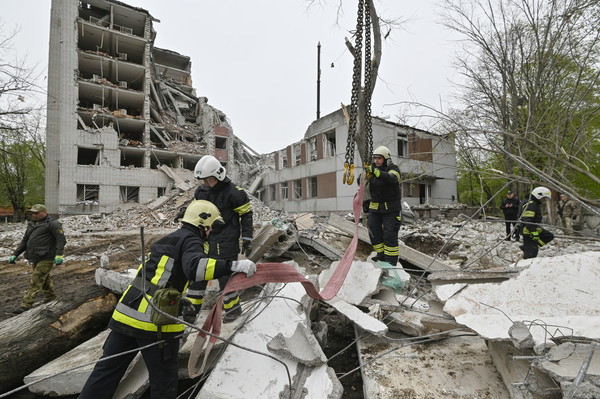 17일(현지시간) 우크라이나 북부 도시 체르니히우를 겨냥한 러시아의 공습으로 무너진 건물 모습. 이날 공습으로 최소 17명이 숨지고 60여명이 다쳤다고 현지 당국은 밝혔다. [체르니히우 EPA=연합뉴스]