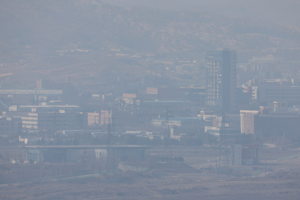 북한이 남측에서 개성공단과 금강산으로 이어지는 경의선·동해선 도로의 가로등을 최근 철거한 것으로 전해졌다. 사진은 경기 파주시 서부전선 비무장지대(DMZ) 도라전망대에서 촬영된 흐릿한 개성공단. [연합뉴스 자료사진]
