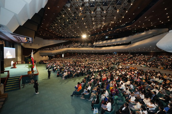 필리핀 국제컨벤션센터에서 열린 ‘2024 대륙별 신천지 말씀대성회’에서 청중들이 신천지예수교회 이만희 총회장의 강연을 듣고 있다. [신천지예수교회 제공]