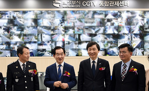 안병용 의정부시장(왼쪽 두 번째)이 ‘의정부 CCTV 통합관제센터’를 둘러보고 있다. [의정부시 제공]