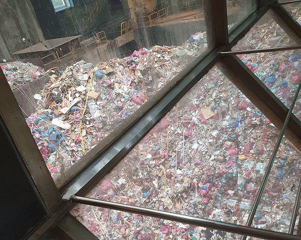 성남시 쓰레기소각장이 11월초부터 25일여 동안 정기보수 점검을 할 예정인 가운데 소각장내 6천7백여톤의 쓰레기가 쌓여 있다.