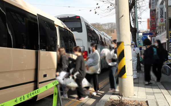 차량으로 이동하는 대전IEM국제학교 학생들 [연합뉴스 자료사진]