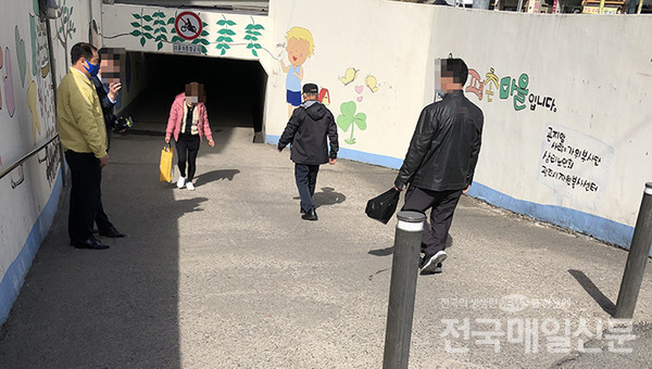박상영 시의원이 현장을 방문해 지역주민에게 설명을 듣고있다.