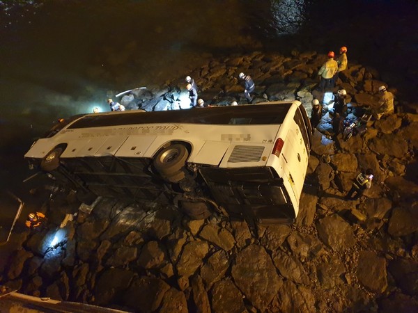 지난 28일 밤 충남 당진시 송악읍 현대제철 내 바닷물이 들어오는 수로를 횡단하는 다리부근에서 버스가 제방으로 추락해 운전자와 탑승자 2명이 숨졌다. [평택해경 제공]