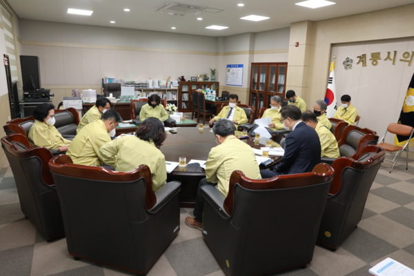 충남 계룡시의회는 의원 및 집행부가 참석한 가운데 5월 중 첫 번째 의원간담회를 개최했다. [계룡시의회 제공]