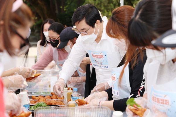 이동진 서울 도봉구청장이 학부모들과 함께 간식을 만들고 아이들에게 나눠 줬다. [도봉구 제공]