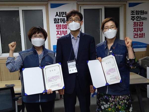 전국공무원노동조합 전남 순천시지부는 최근 조합원 임원선거에서 김광자씨(여·48·왼쪽 첫번째)가 637(62.2%)표를 얻어 지부장으로 당선됐다. [순천시지부 제공]
