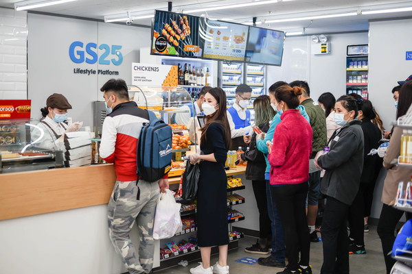 GS25 몽골 매장에 줄을 서 있는 소비자들 [GS25 제공]