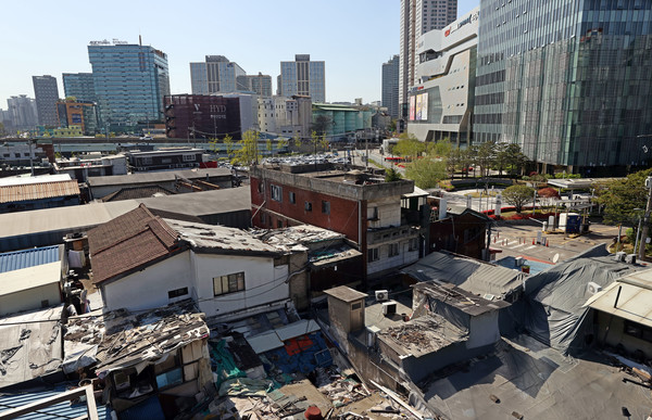 전국에 남아 있는 성매매 집결지가 폐쇄될 전망이다. 사진은 서울 영등포동4가 431-6번지 일대 모습. [연합뉴스]