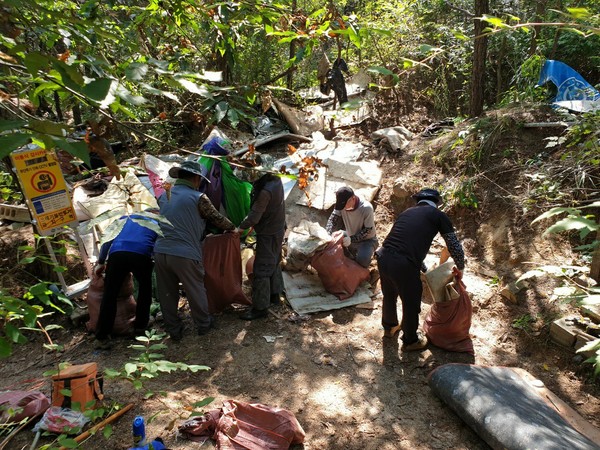 경기 의정부시는 최근 수락산 동막골 산림 내 불법시설물을 철거하고 무단투기된 쓰레기 약 2톤을 수거했다. [의정부시 제공]