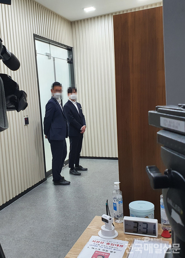 검찰이 21일 경기 성남시청 시장실과 비서실을 압수수색중이다.