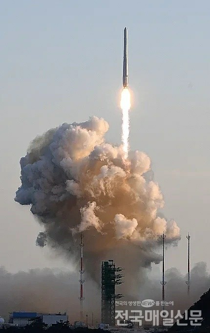 한국형 발사체 누리호(KSLV-ll)가 21일 전남 고흥군 나로우주센터에서 발사되고 있다.