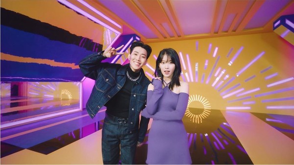 박재범·아이유 '가나다라' 뮤직비디오. [모어비전 제공]