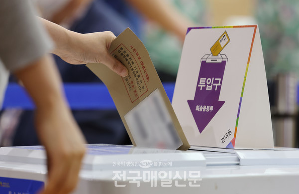 사전투표하는 시민들(사진제공/연합뉴스)