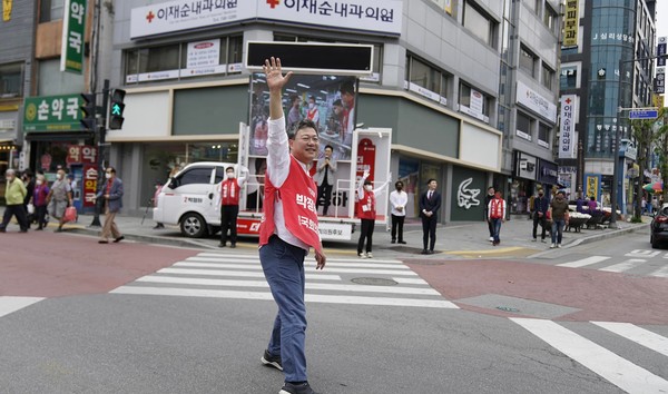 박정하 국민의힘 원주갑 국회의원 후보가 공식선거운동 마지막 날인 31일 원주에서 '불꽃유세'에 나섰다. [후보 제공]