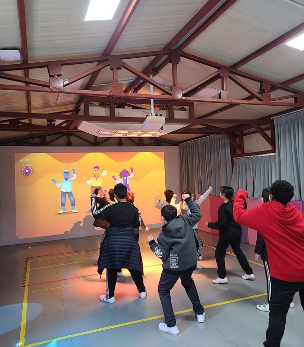 동작구 노량진초등학교에 조성된 가상현실 스포츠공간에서 학생들이 댄스프로그램을 배우고 있다. [동작구 제공]