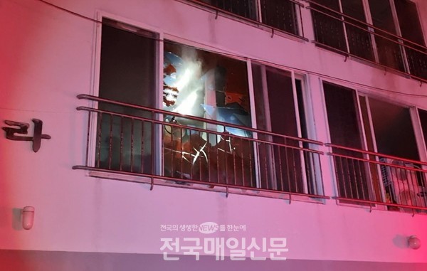 불이 난 빌라에서 진화작업하는 소방관(사진제공/연합뉴스)