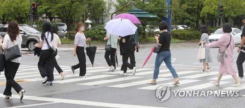 시민들이 빗줄기가 가늘어지자 우산을 접고 있다.  / 사진=연합뉴스