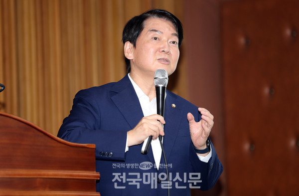 충북대서 강연하는 안철수 의원(사진제공/연합뉴스)