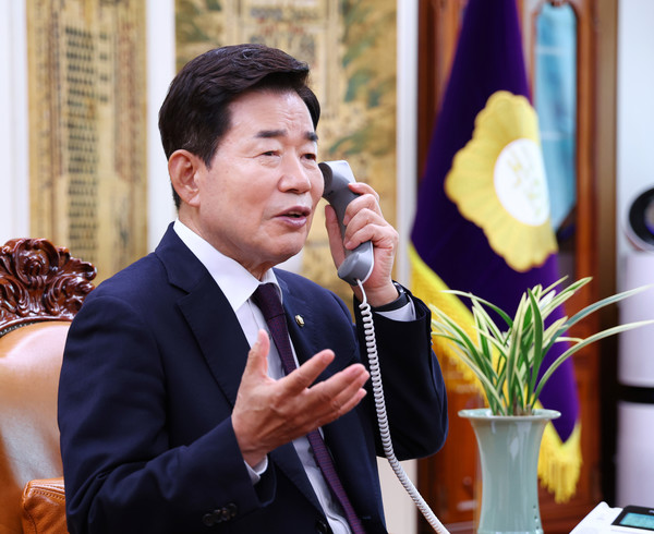 김진표 의장이 유홍식 추기경의 서임을 축하했다. [국회 제공]