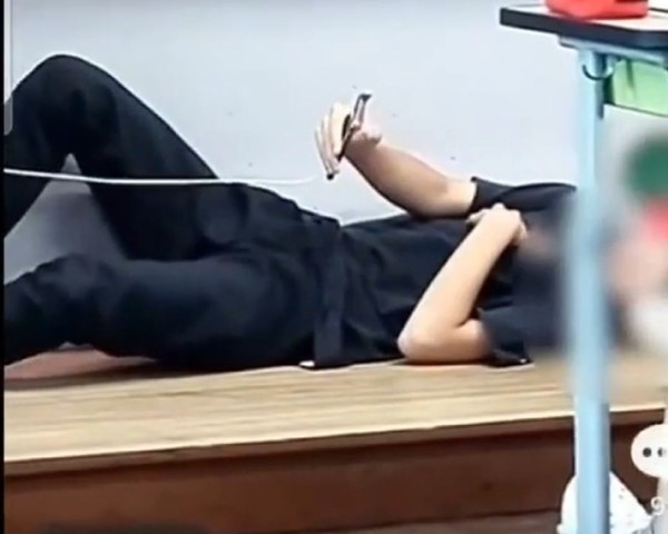 교단에 누워 영상 찍는 홍성의 한 중학생