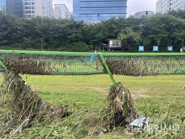 경기 성남시가 지난 8월 홍수 당시 조성한 꽃밭이 쓸려나가고 골프장 휀스가 부서지는 등 피해가 발생했다. 