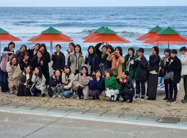 일본인 관광객 40여 명이 최근 강원 삼척 맹방해변에 BTS의 버터 앨범 재킷 촬영지를 방문했다. [삼척시 제공]