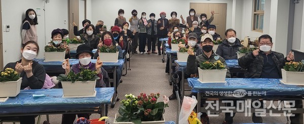 광주광역시 서구장애인복지관은 21일 '식물꽃, 사랑꽃, 웃음꽃을 나누자' 행사를 진행했다.