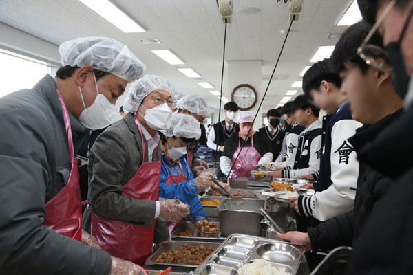 조희연 서울시교육감이 지난 16일 서울 은평구 충암중·고등학교를 방문해 학생들에게 급식 배식을 하고 있다. [서울시교육청 제공]
