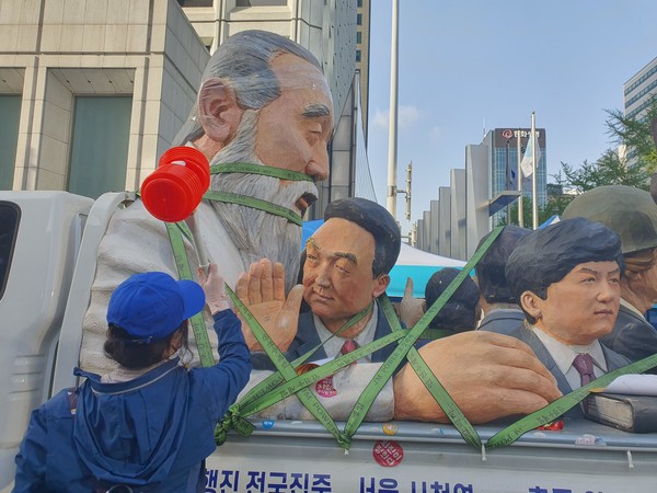 숭례문 일대 촛불행동 집회 퍼포먼스. [연합뉴스]